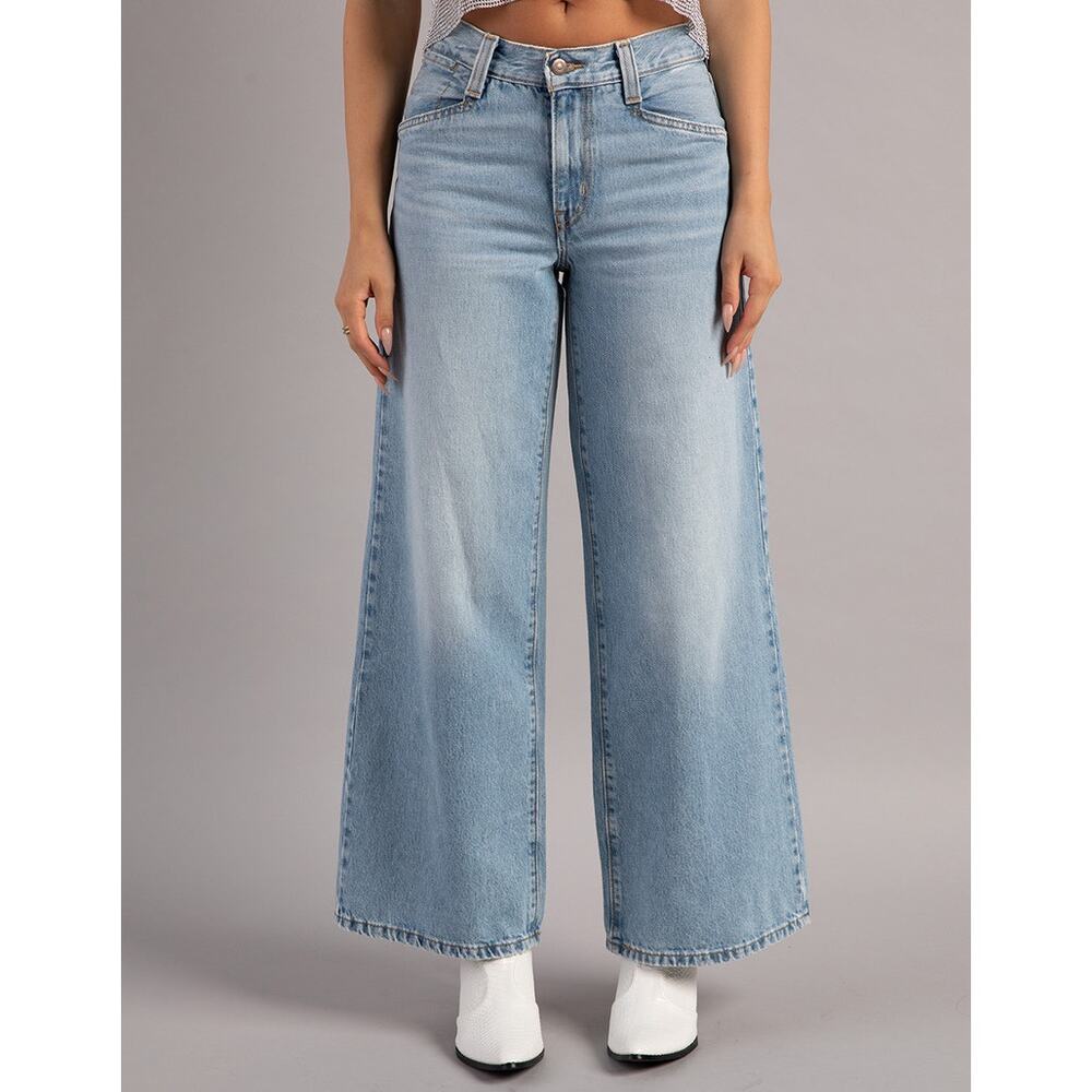 Levi’s ‘94 Baggy Wide Leg Jeans in Light Touch Wash Size 27